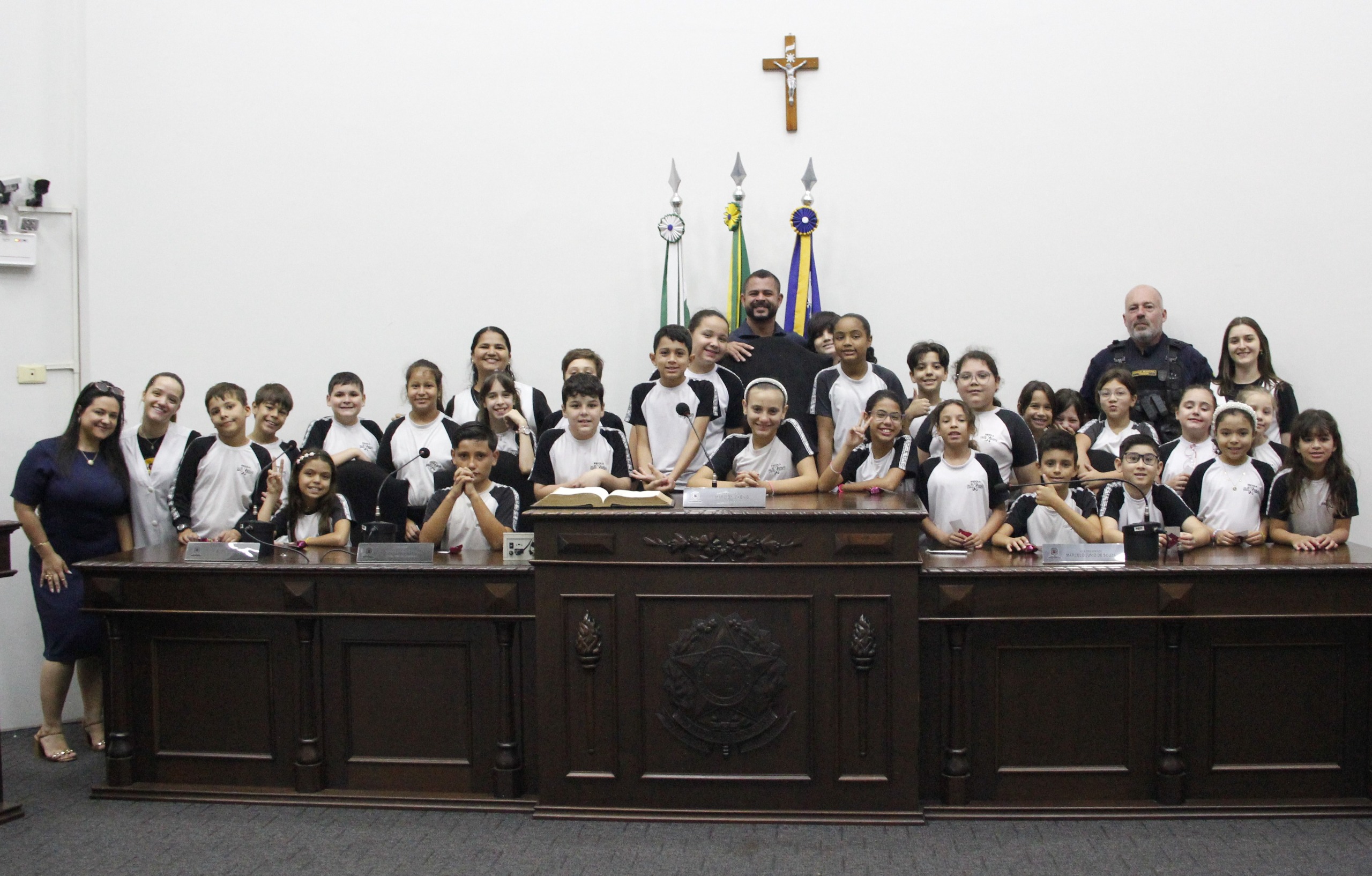 ALUNOS DA ESCOLA MÁXIMO VISITAM A CÂMARA MUNICIPAL