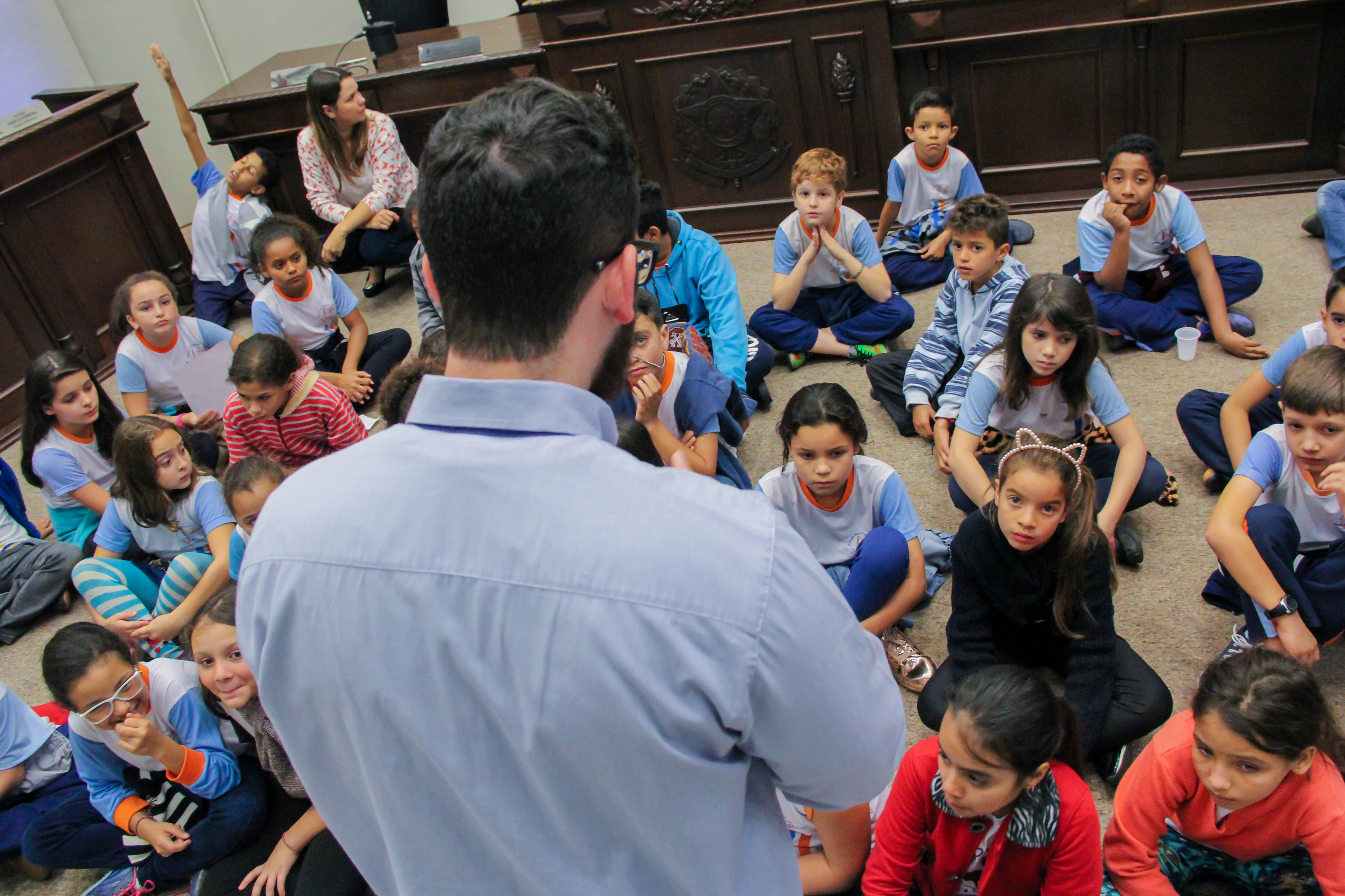 Alunos do 4º e 5º anos visitaram nessa semana, a Câmara Municipal com o objetivo de conhecer o funcionamento da Casa Legislativa. 