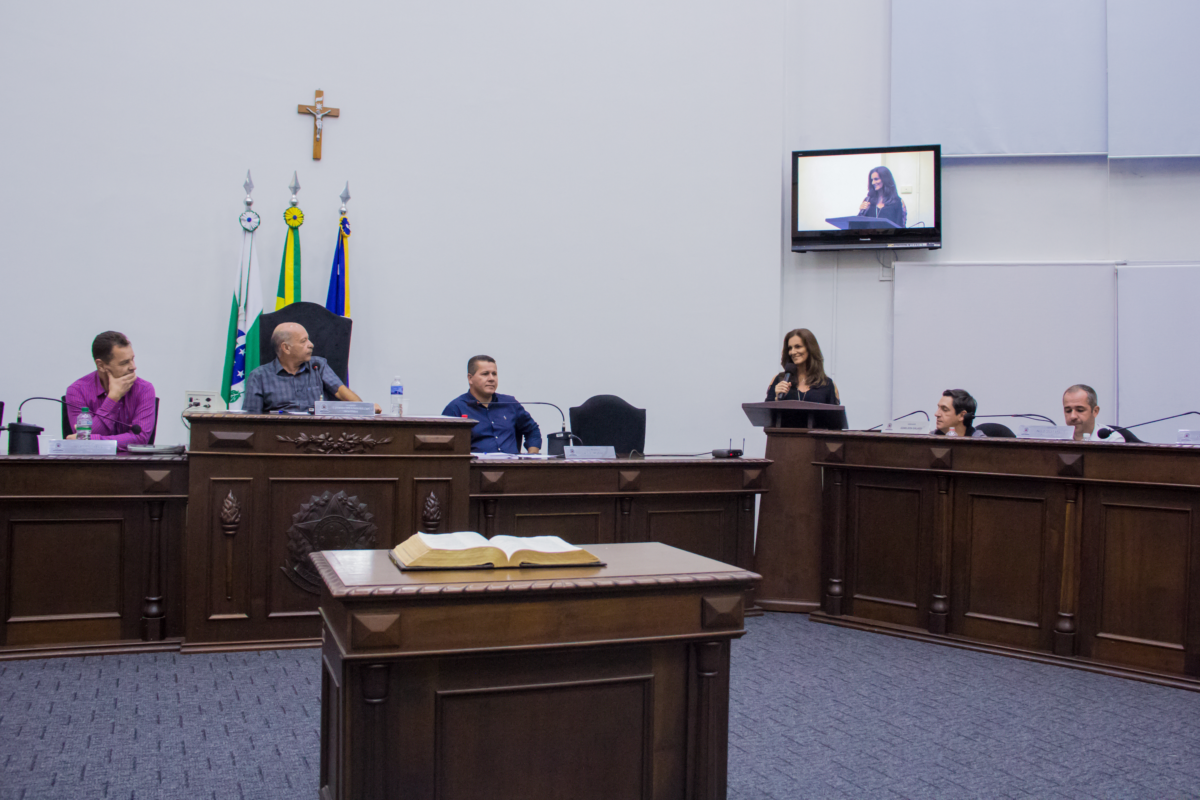 CÂMARA ENTREGA COMENDA TIRADENTES À NADADORA DIVA CATANEO FUGANTI