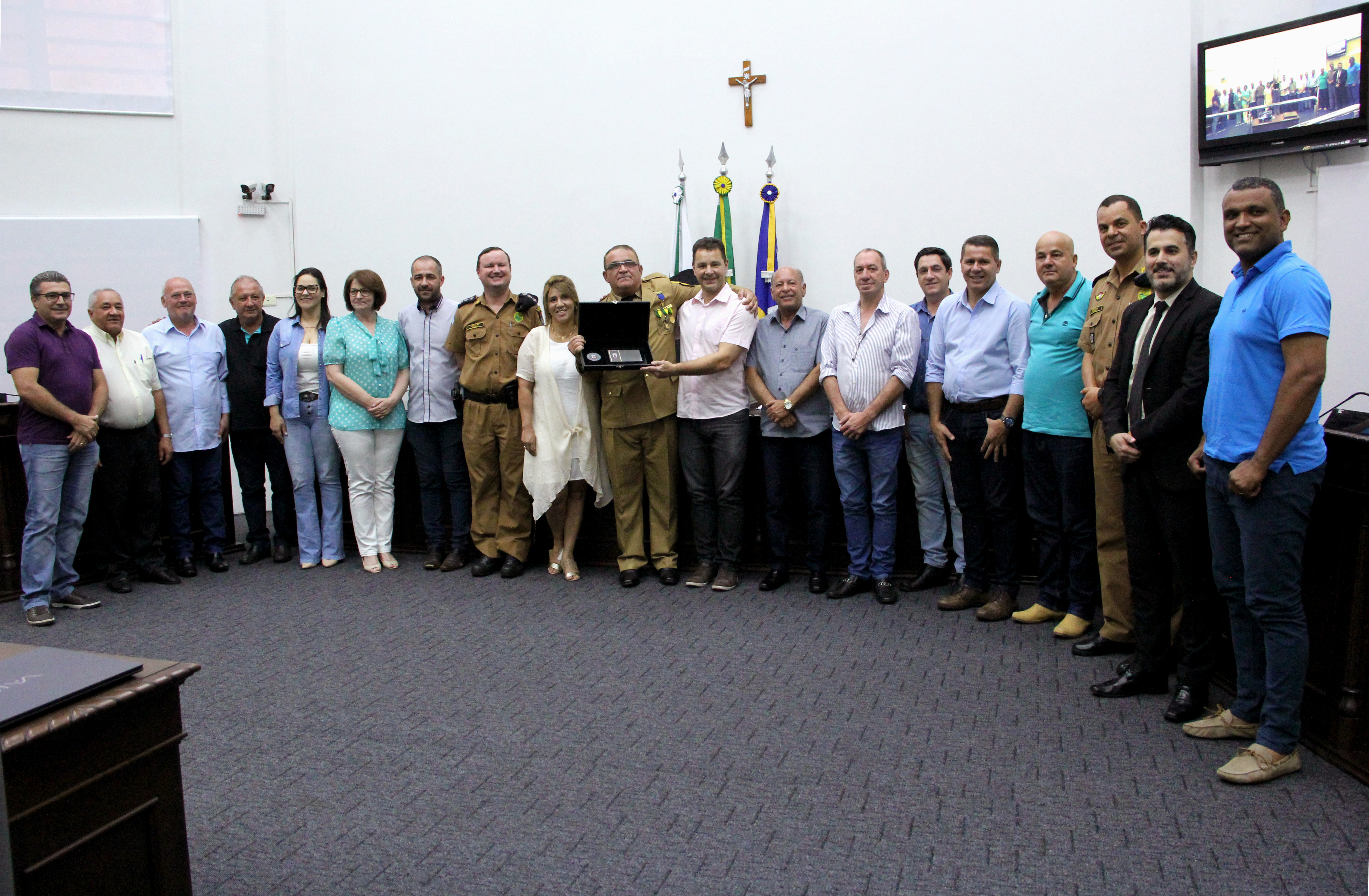 CÂMARA ENTREGA COMENDA TIRADENTES A POLICIAL DA 7ª CIA INDEPENDENTE DE POLÍCIA MILITAR DE ARAPONGAS