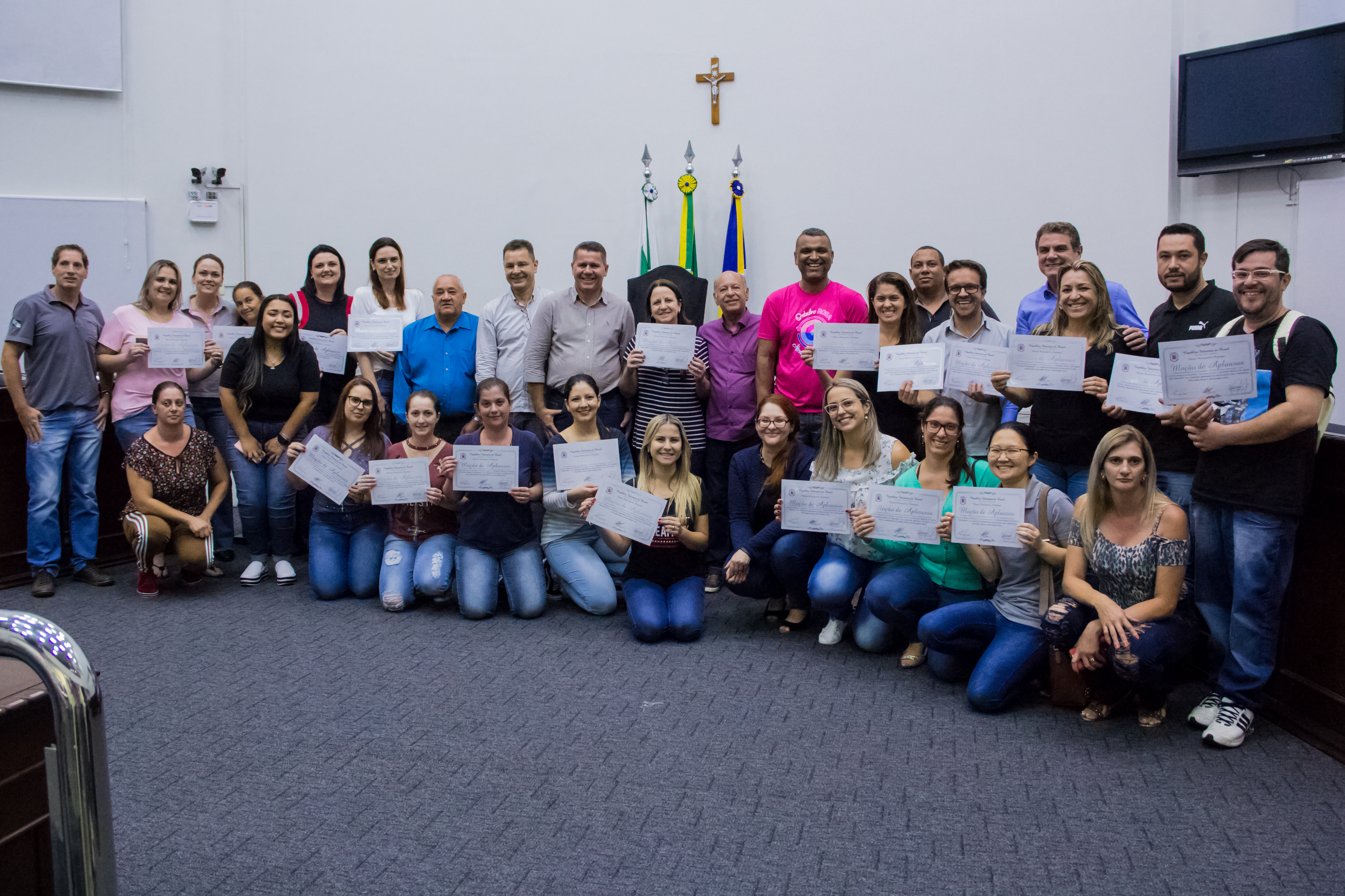 CÂMARA ENTREGA MOÇÃO DE APLAUSO