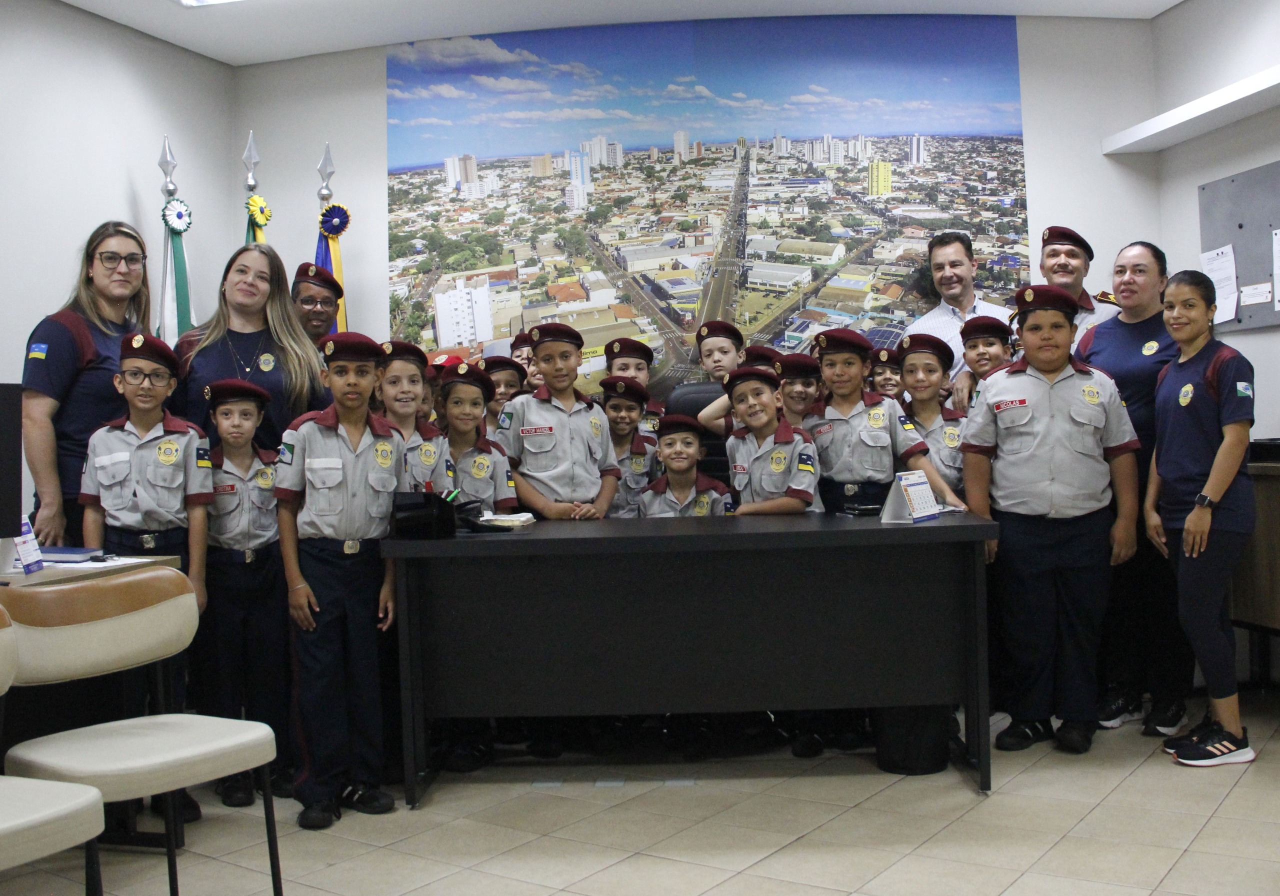 CÂMARA RECEBE VISITA DE ALUNOS DE ESCOLA CÍVICO-MILITAR