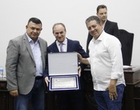 MÉDICO É HOMENAGEADO COM TÍTULO DE CIDADÃO HONORÁRIO