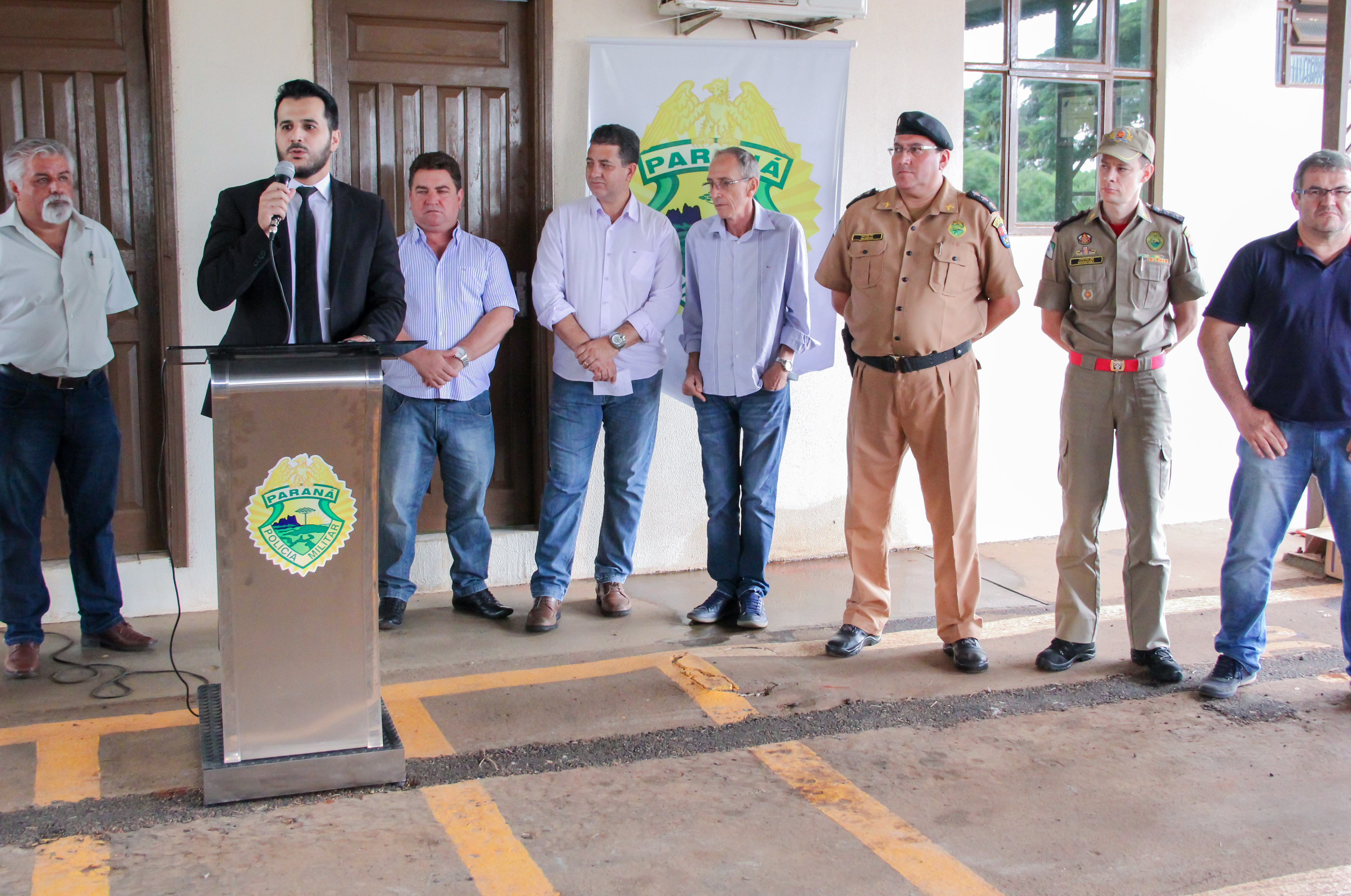 Vereadores participam de solenidade de entrega de viaturas.